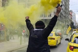 «Η κιτρινιάρα είναι μέρος της ζωής μου» - Ποιος είναι ο Παναγιώτης με το καπνογόνο στις πορείες των ταξί [βίντεο]